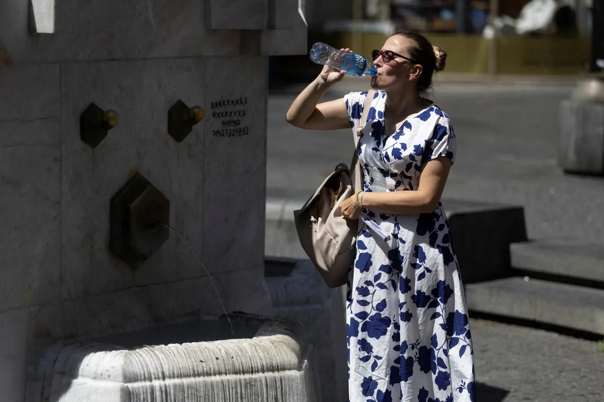 People crossing a street in Belgrade during hot weather