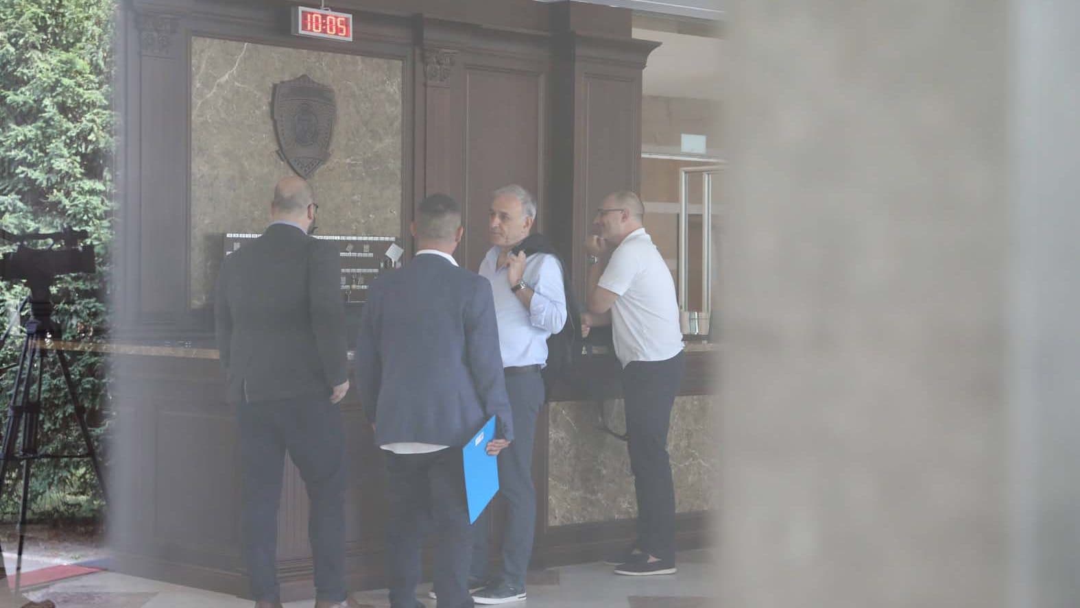 Zdravko Ponos ispred prostorija UKP