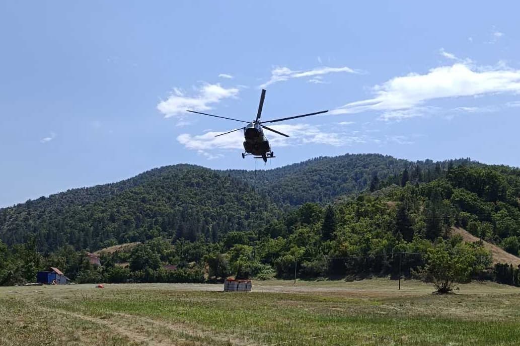 Helikopter Vojske Srbije tokom gašenja požara na Stolovima
