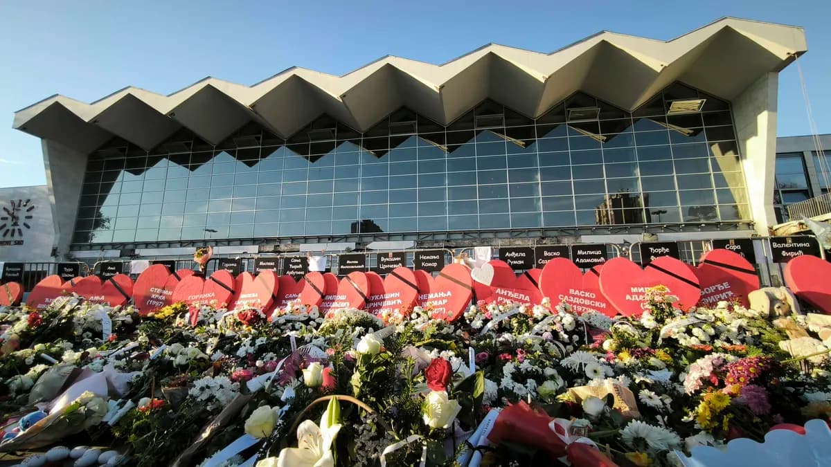 Место обрушения козырька на железнодорожном вокзале в Нови-Саде