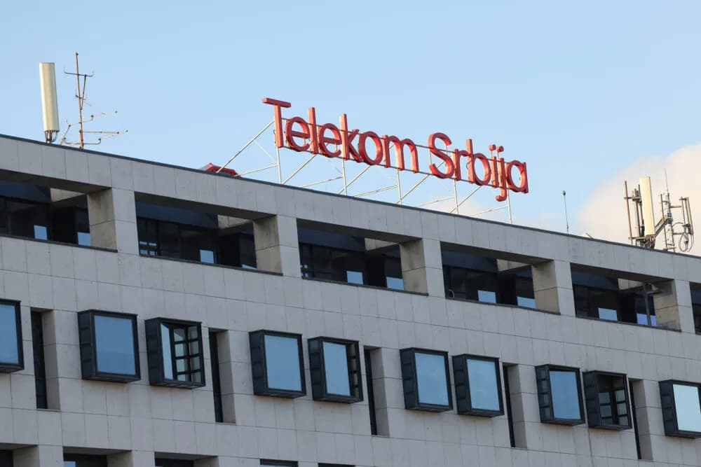 Вывеска Telekom Srbija на здании компании