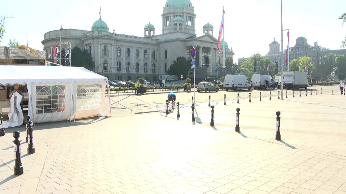 Priprema prostora ispred Narodne skupstine za skup SNS