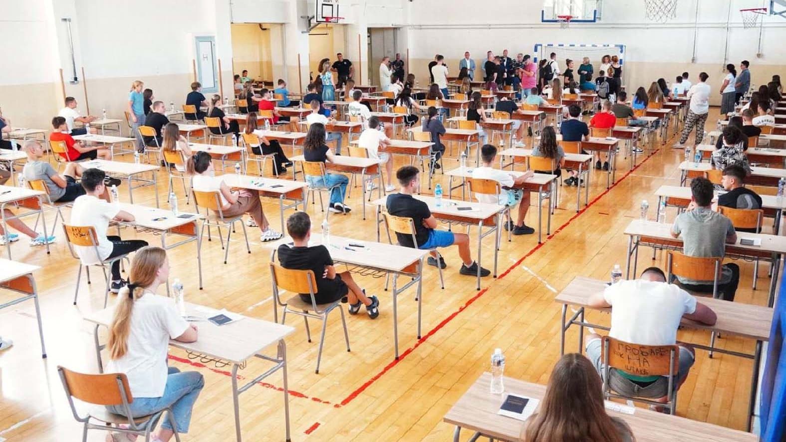 Pupils and school material in an article about final-exam results