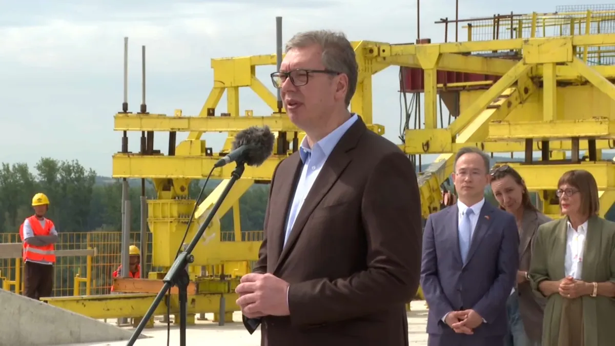 Aleksandar Vučić во время обхода нового железнодорожного диспетчерского центра
