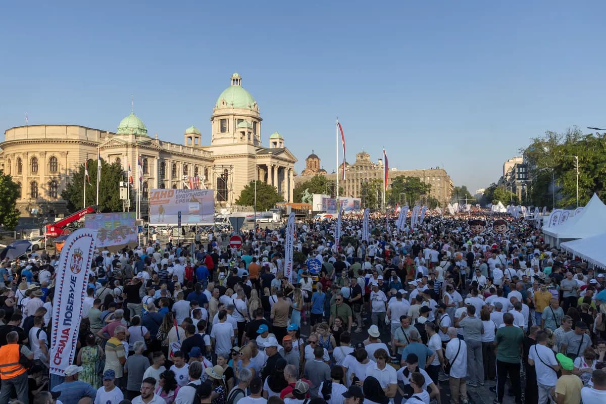 "Srbija jedna porodica" rally in front of the Serbian parliament