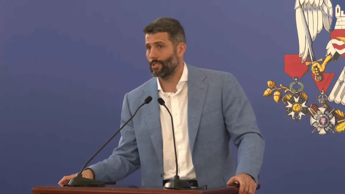 Aleksandar Šapić на пресс-конференции в Белграде